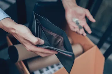 Šogorica je u bijegu: Slavonca je namamila iza trgovine, milovala ga pa mu krala 27 tisuća eura