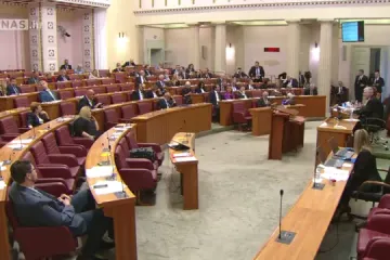 VIDEO Ovo je slika i prilika Sabora: Oporba lupa po klupama, ne dozvoljava Plenkoviću da dođe do riječi