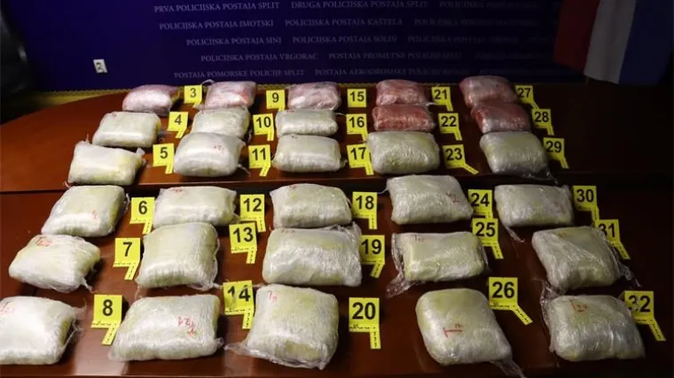 Srbin i državljanin BiH u autu slovenskih tablica krijumčarili 33kg marihuane. Pali kod Splita