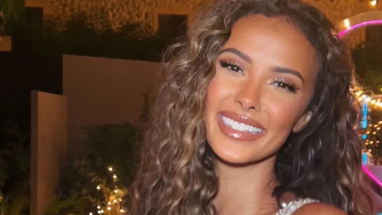 Maya Jama odjenula anđeoski bijelu haljinu s dekolteom do pupka: Grudi namazala svjetlucavom kremom, sva je jestiva