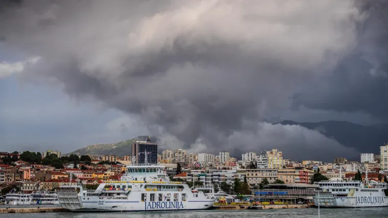 Snimka iz Splita: Ki&scaron;a padala pola sata pa uzrokovala kaos u prometu, automobili ostali zaglavljeni u bujici
