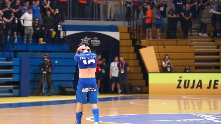 Nakon infarktne zavr&scaron;nice igrači Dinama u suzama slu&scaron;ali grmljavinu Boysa, a onda su pred njih stali Poljaci...