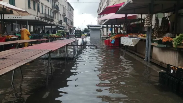 Centar Rijeke jutros zaplivao kao Venecija: 'Filipovića tu dovesti da zapliva'