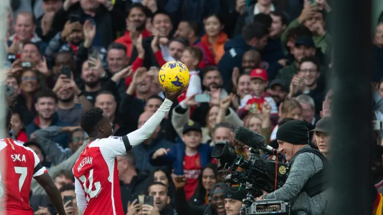 Puknula je petarda na Emiratesu: Nemilosrdni Topnici nastavili gaziti, junak je mladi strijelac hat-tricka