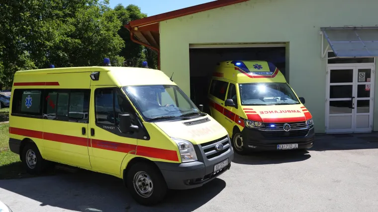 Prebrzo vozio i pre&scaron;ao u suprotni smjer, a onda je nai&scaron;ao teretnjak. Djevojci (20) se bore za život