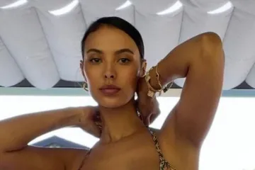 Maya Jama nas opet zavodi: Ogrnula se ručnikom i gurnula grudi u kameru
