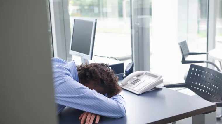 Spavao na poslu, dobio otkaz pa tužio ministarstvo i dobio tužbu: Sad mu moraju platiti 'masnu' odštetu