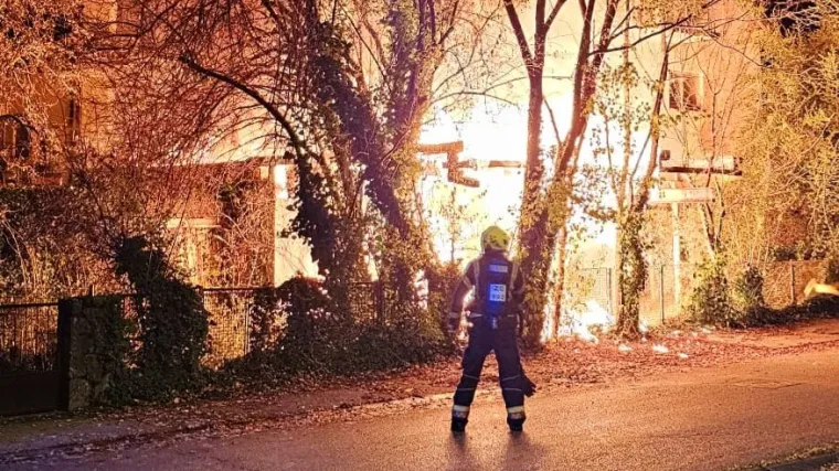 Izbio požar u kući pokojnog kipara, vatrogasci iza&scaron;li na teren: Vatra se pro&scaron;irila na susjedni objekt