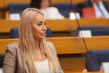 Dodikova 'odvjetnica' plijenila poglede na raspravi protiv izgradnje hrvatskog odlagališta nuklearnog otpada