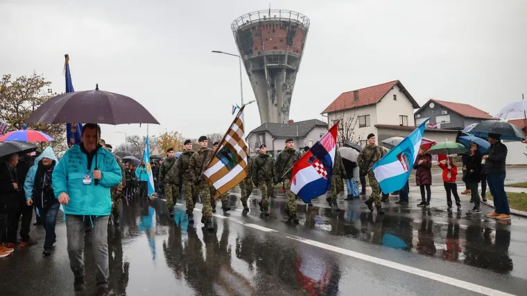 Vijeće za pijetet prihvatilo programe za Vukovar i &Scaron;kabrnju, no s plakatom se - ne slažu. 'Ne &scaron;alje poruku pijeteta'