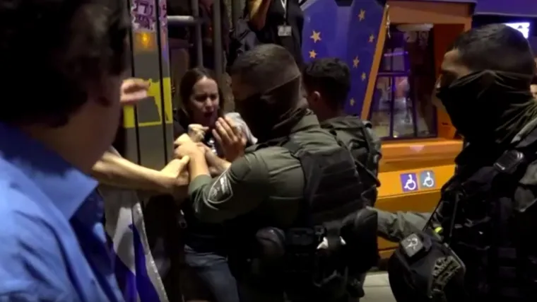 VIDEO Izraelci prosvjedovali ispred Netanyahuove kuće, obuzdavala ih policija: 'Zatvor odmah!'