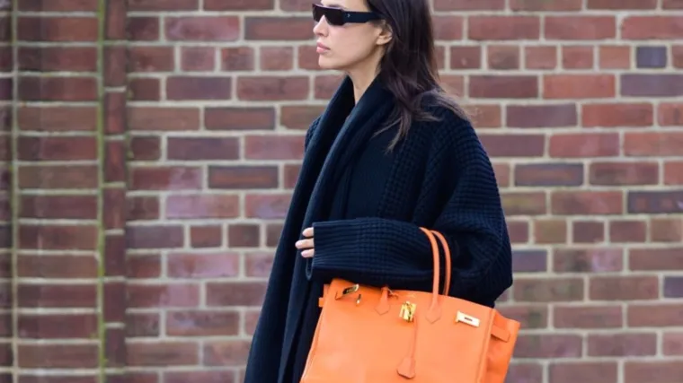 Kendall i Irina znaju kako uz tamne kombinacije nositi torbice u jarkim bojama