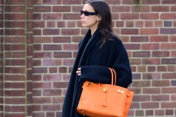 Kendall i Irina znaju kako uz tamne kombinacije nositi torbice u jarkim bojama