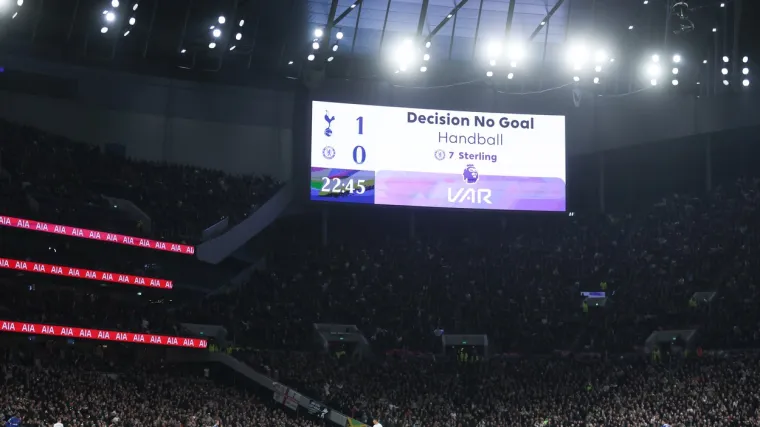 Ludnica u derbiju: Pet poni&scaron;tenih golova, osam VAR provjera, dva crvena, tučnjava i hat-trick u fotofini&scaron;u utakmice