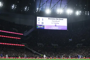 Ludnica u derbiju: Pet poništenih golova, osam VAR provjera, dva crvena, tučnjava i hat-trick u fotofinišu utakmice