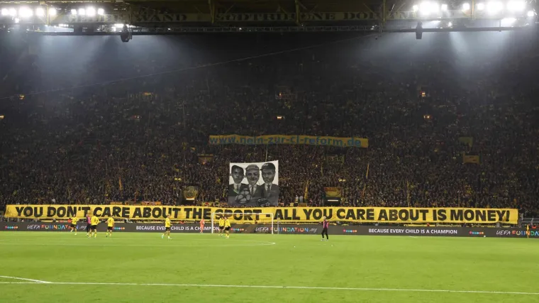 Navijači Dortmunda poslali žestoku poruku FIFA-i: 'Nije vam stalo do sporta, samo vam je bitan novac'