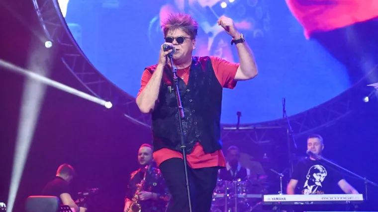 CRVENA JABUKA PRIPREMA VELIKI KONCERTNI SPEKTAKL 'DA NIJE LJUBAVI' NA SPLITSKIM 'GRIPAMA'!