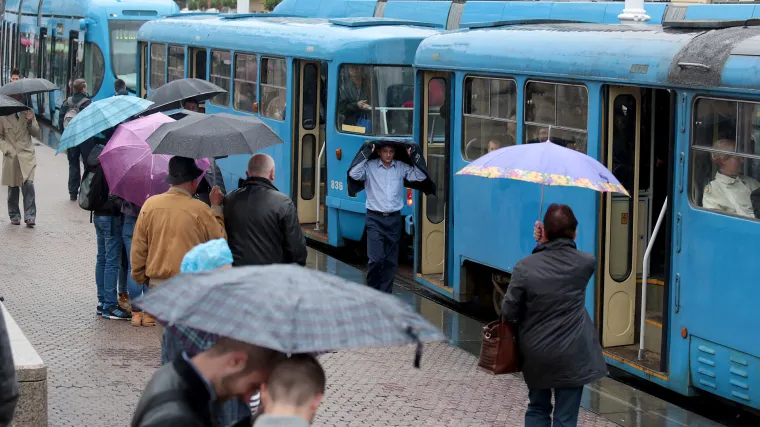 Nepodno&scaron;ljivi mirisi u tramvaju velik su problem, no jo&scaron; je veći dok se netko ne odluči pomokriti pored vas