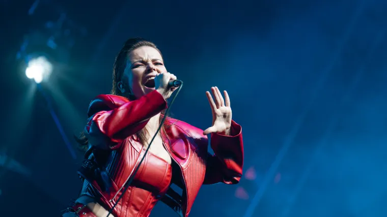 Vesna Pisarović u crvenim vatrenim kombinacijama pjevala pred punom Cibonom