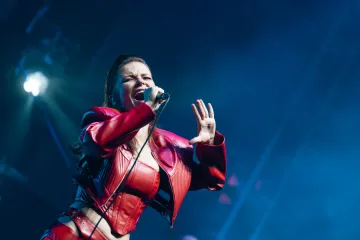 Vesna Pisarović u crvenim vatrenim kombinacijama pjevala pred punom Cibonom