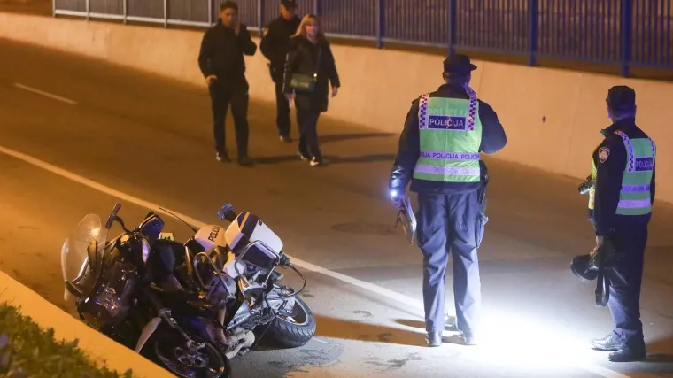 Detalji nesreće u kojoj je policajac na motoru naletio na pje&scaron;aka. Mu&scaron;karac (80) nije prelazio preko zebre...