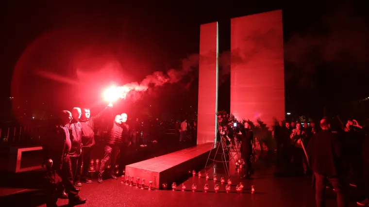 FOTO Riječani zapalili 32 baklje za godišnjicu pada Grada Heroja: U dvije kolone održali povorku sjećanja