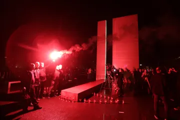 FOTO Riječani zapalili 32 baklje za godišnjicu pada Grada Heroja: U dvije kolone održali povorku sjećanja