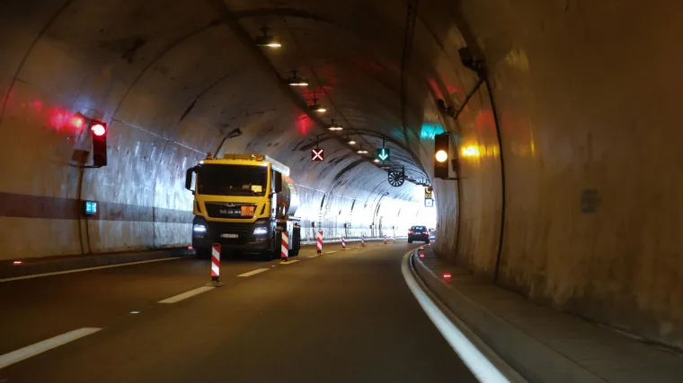 Dalmatinsku zagoru poharala jaka tuča, vozači se od &scaron;tete krili u tunelu: To je iznimno opasno, a kazne su ogromne