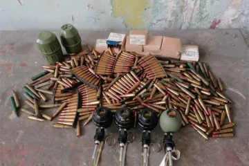 Čistio staru kuću pa pronašao ručne bombe i hrpetinu metaka. Policija poslala važnu obavijest