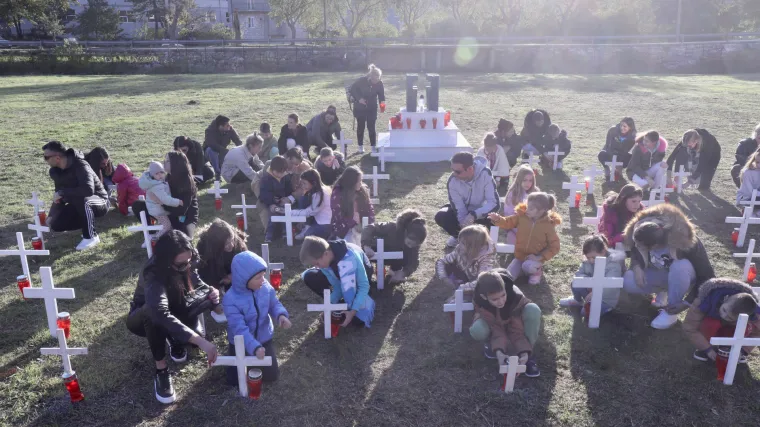 Bijeli križevi, središnji križ i lampioni: Ovo je Memorijalno vukovarsko groblje u režiji učenika iz Zagvozda