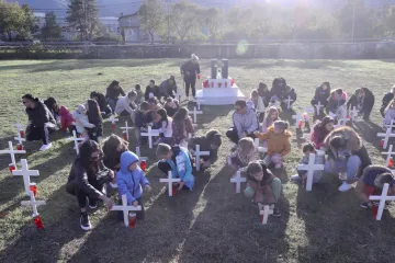 Bijeli križevi, središnji križ i lampioni: Ovo je Memorijalno vukovarsko groblje u režiji učenika iz Zagvozda