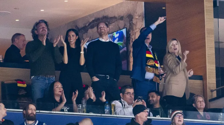 Harry i Meghan na utakmici u Vancouveru razmjenjivali nježnosti, a princ je nastavio tradiciju svoje bake od prije 20 godina