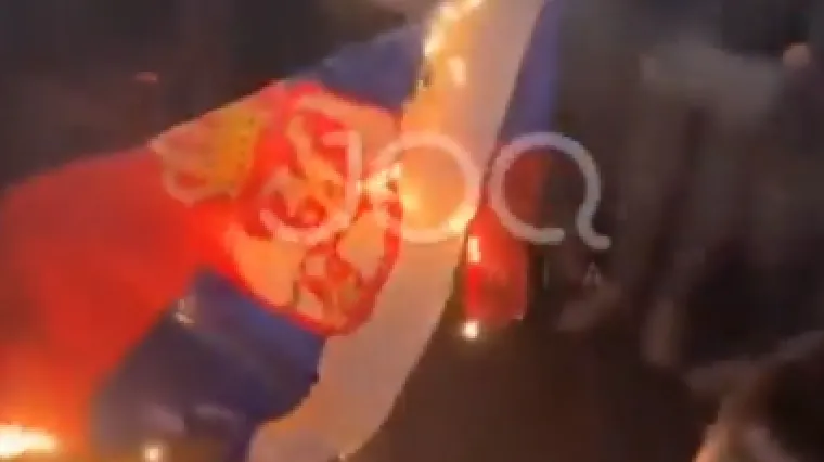 Dru&scaron;tvenim mrežama se &scaron;iri skandalozna snimka: Zapalili srpsku zastavu i poslali jezivu poruku