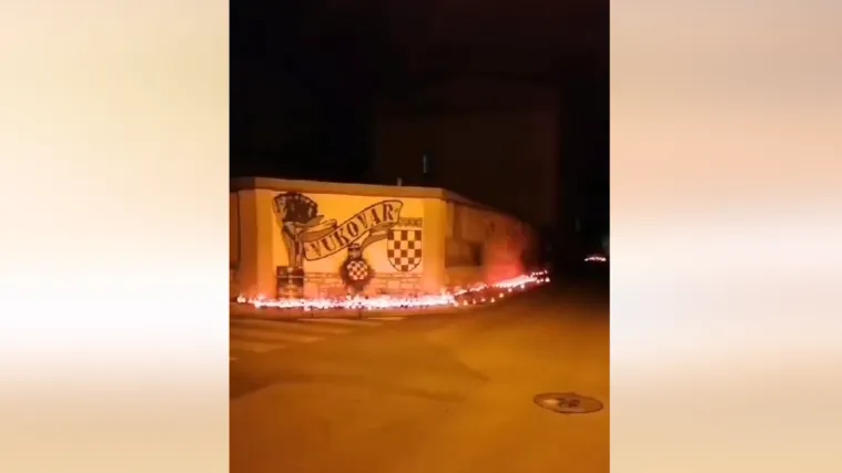 VIDEO Mu&scaron;karac (41) u Puli &scaron;utirao lampione zapaljene u sjećanje na žrtve Vukovara i &Scaron;kabrnje. Uhitili ga