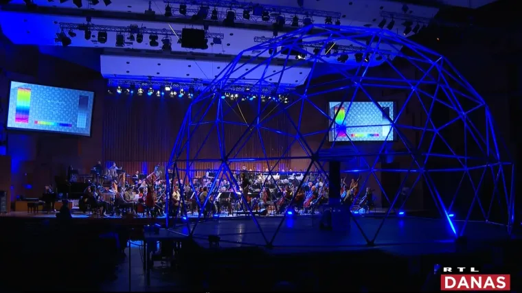 Spoj orkestra i Tesline zavojnice: Poslušajte kako zvuči Zagrebačka filharmonija koja svira na Teslinu izumu