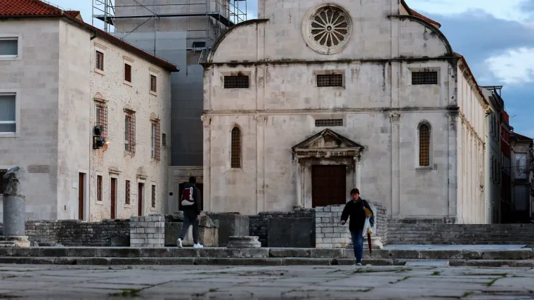 Užasna noć u Zadru: Vozačica motocikla zabila se u kolni ulaz. Na mjestu je preminula