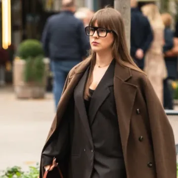 Sve nijanse smeđe: Djevojka sa špice zasjala u oversized komadima, jednim detaljem osvježila outfit