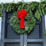 Čarolija na pragu: Pretvorite svoj ulaz i hodnik u blagdansku bajku