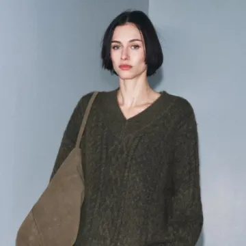 Džemperi s pletenicama: Bezvremenski klasik za chic zimske kombinacije