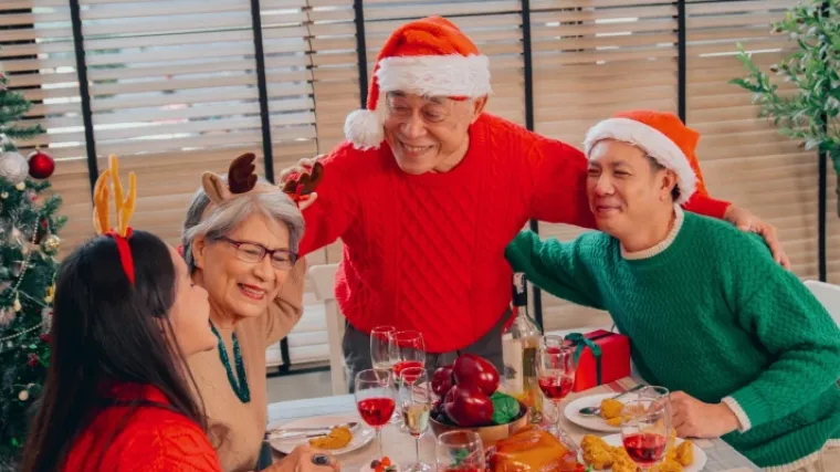 Od rolanja do prženih gusjenica: 10 najneobičnijih božićnih običaja diljem svijeta