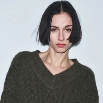 Puloveri s V-izrezom su najpoželjniji pleteni komad ove zime - donosimo favorite