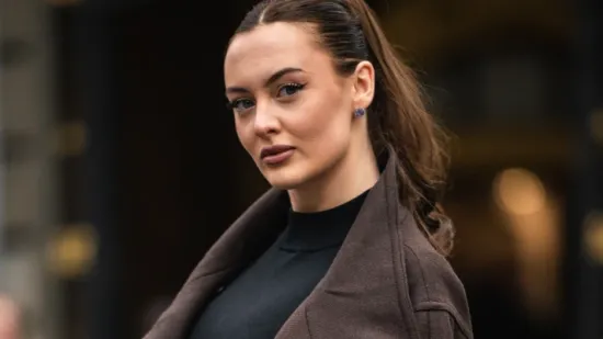 Atraktivna brineta ukrala sve poglede: Vitke noge u savr&scaron;enoj modnoj kombinaciji