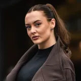 Atraktivna brineta ukrala sve poglede: Vitke noge u savr&scaron;enoj modnoj kombinaciji