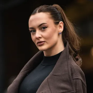 Atraktivna brineta ukrala sve poglede: Vitke noge u savr&scaron;enoj modnoj kombinaciji