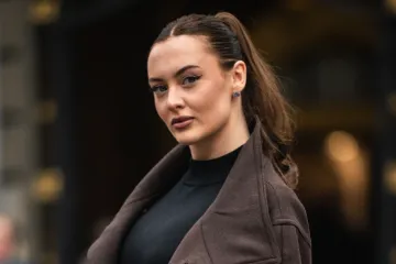 Atraktivna brineta ukrala sve poglede: Vitke noge u savr&scaron;enoj modnoj kombinaciji