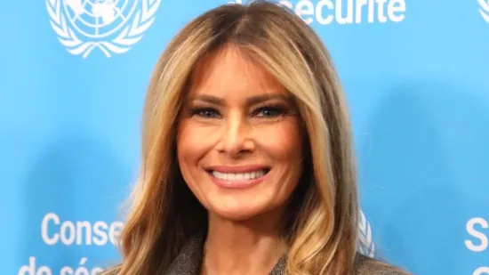 Glamur na poslovan način: Melania u elegantnom odijelu pokazala savr&scaron;enu proljetnu frizuru