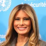 Glamur na poslovan način: Melania u elegantnom odijelu pokazala savr&scaron;enu proljetnu frizuru