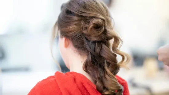 Svečane frizure za Uskrs: Od romantičnih pletenica do elegantnih punđi
