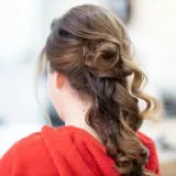 Svečane frizure za Uskrs: Od romantičnih pletenica do elegantnih punđi