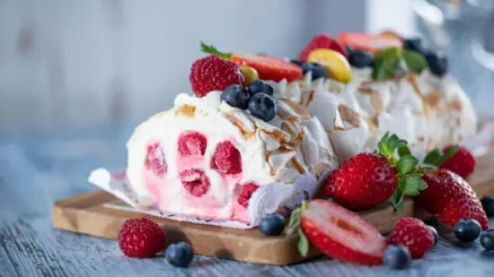 Rolada s jagodama je kraljica proljetnih slastica - imamo recept